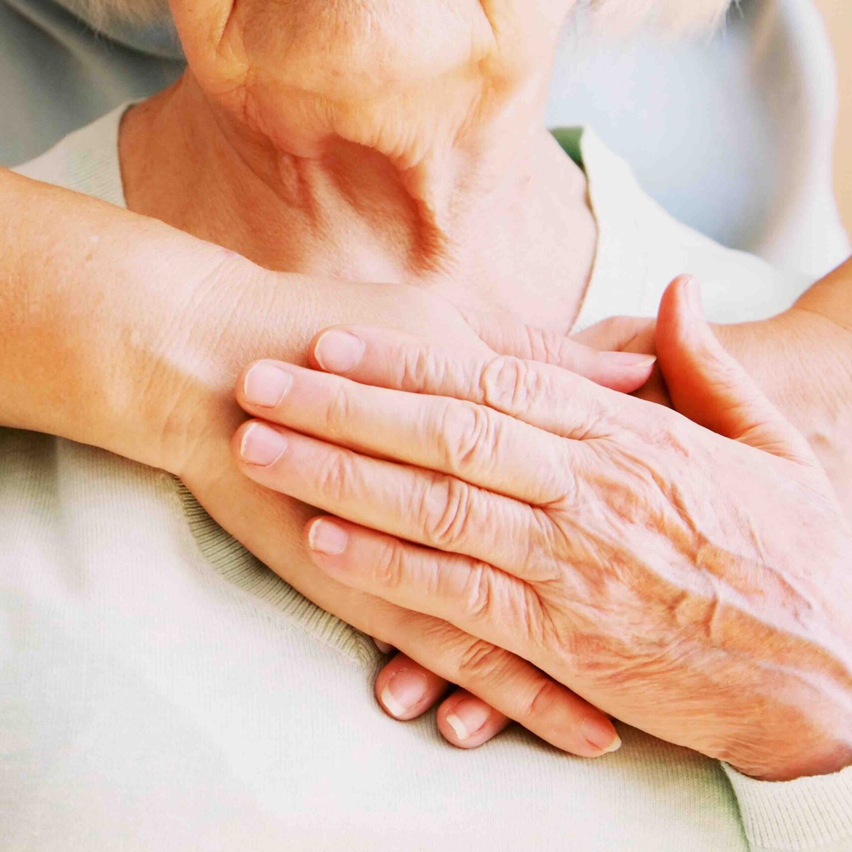 Katharina-Rotter-Klangschalentherapie-Demenzbetreuung-Salzburg-2 Katharina-Rotter-Klangschalentherapie-Demenzbetreuung-Salzburg-2-alte-Person-wird-umarmt